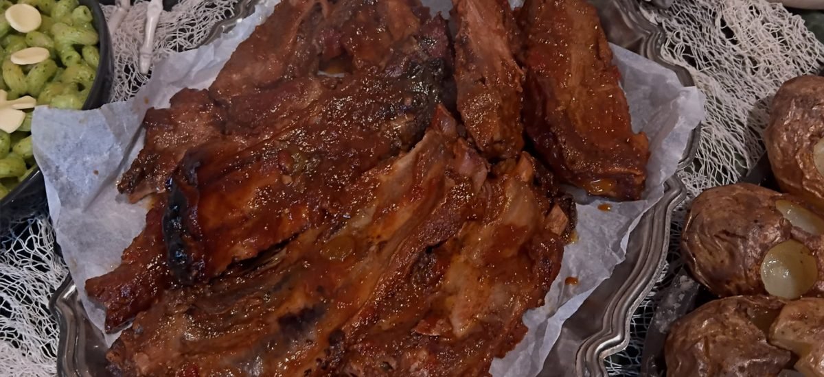 Slow Cooker Saucy Ribs